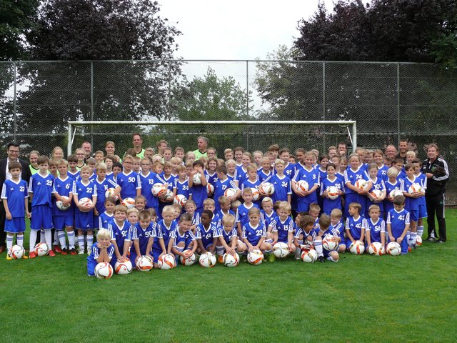 Mehr als 100 Kinder nahmen an der Fußballschule teil
