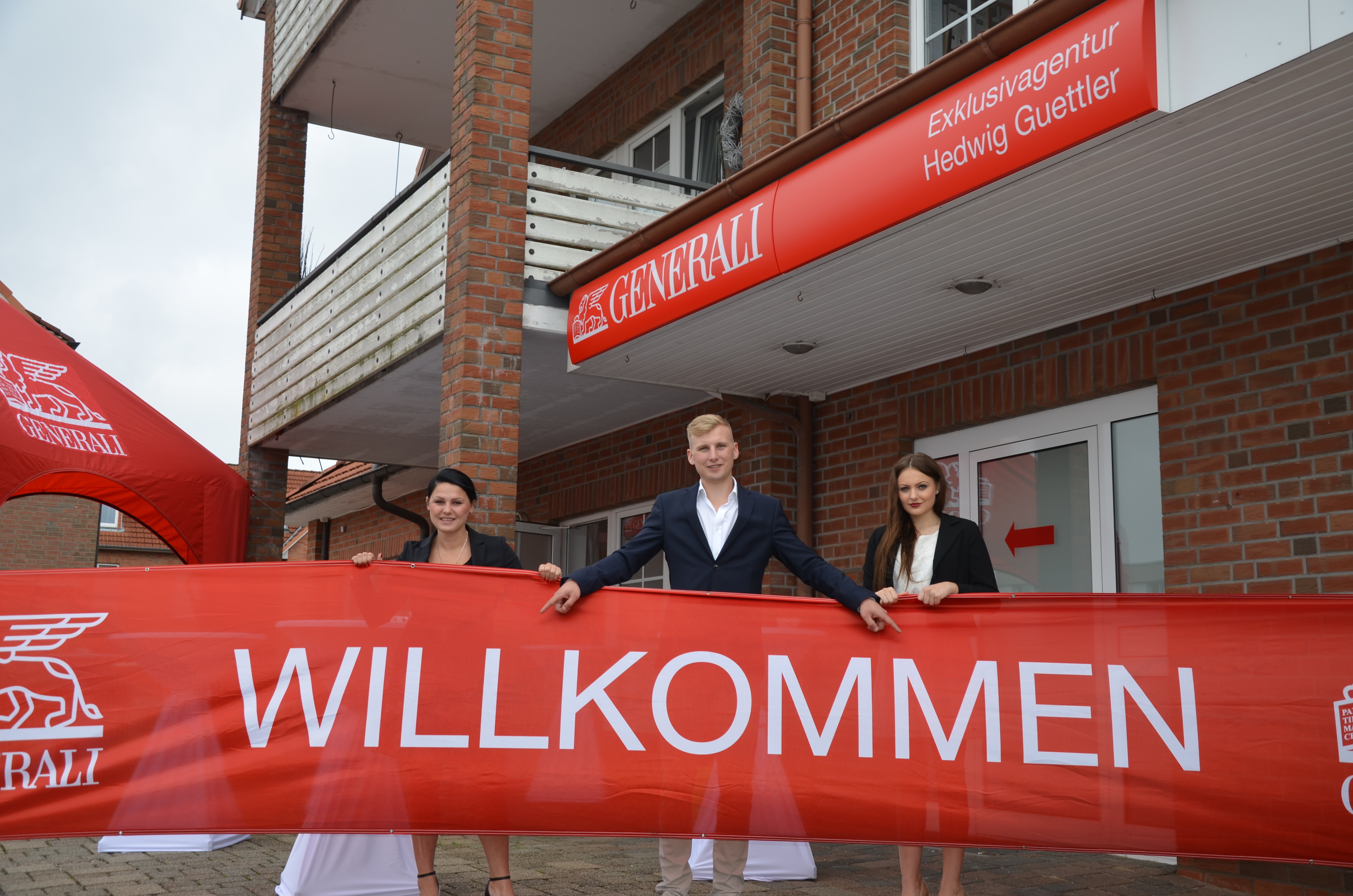 Die Agentur ist eröffnet (v.li.): Inhaberin Hedwig Guettler,
Janik Schmahle und Tabea Grob