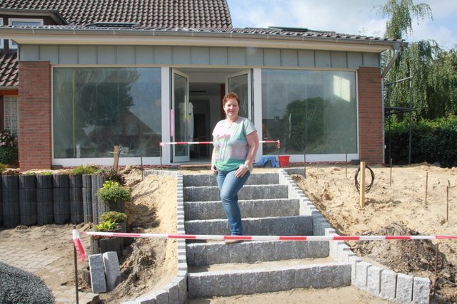 Susanne Roboom vor dem Laden mit neu gestaltetem, barrierefreiem Eingangsbereich
