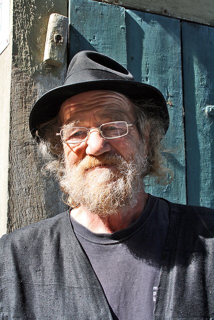 Reinhard Wölfer ist extra von La Gomera angereist, um den Workshop zu leiten. Auch er präsentiert am Tag des offenen Denkmals einige seiner Werke