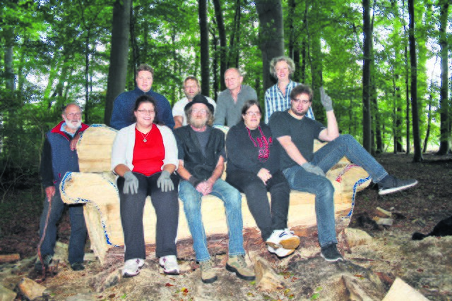 Die Freistil-Künstler mit Emily Weede (hinten v. re.), Projektleiter Peter Hübner, Holzbildhauer Reinhard Wölfer (sitzend, Mitte) und Reinhard Molkentin (li., 3. Vors. Verein Wassermühle)