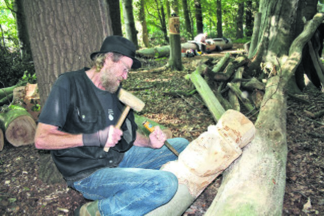Holzbildhauer Reinhard Wölfer leitet den Workshop und legt auch selber Hand an