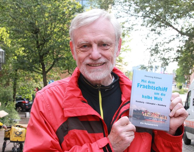 Henning Köhlert mit seinem Buch