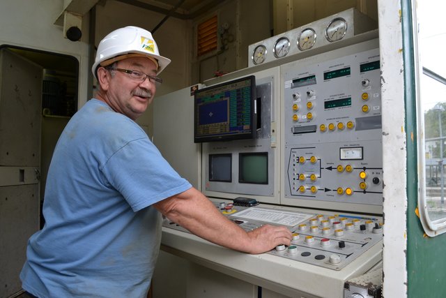 Pressmeister Lutz Neumeier an der elektronischen Steuerung