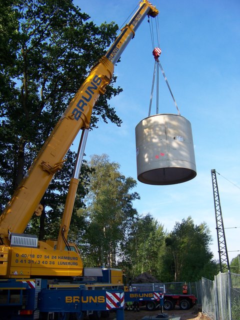 Für die Betonringe war ein 160 Tonnen-Kran im Einsatz | Foto: EWE