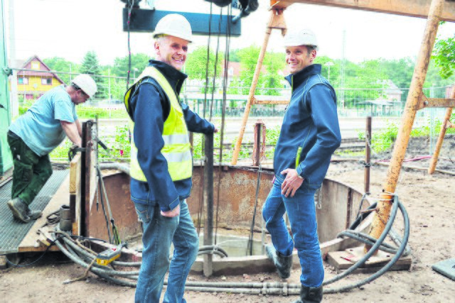 Am Bohrloch: Dennis Bockelmann (re.) und Carsten Kröger von der EWE Netz GmbH sowie links: Pressmeister Lutz Neumeier