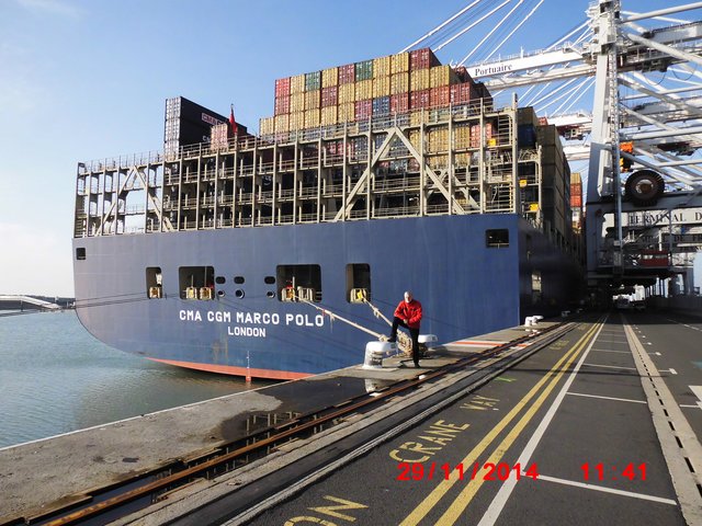 Henning Köhlert am Hafen der Großstadt Ningbo in China: Dort wurde die "CMA CGM Marco Polo" von sechs Containerbrücken entladen | Foto: Henning Köhlert privat