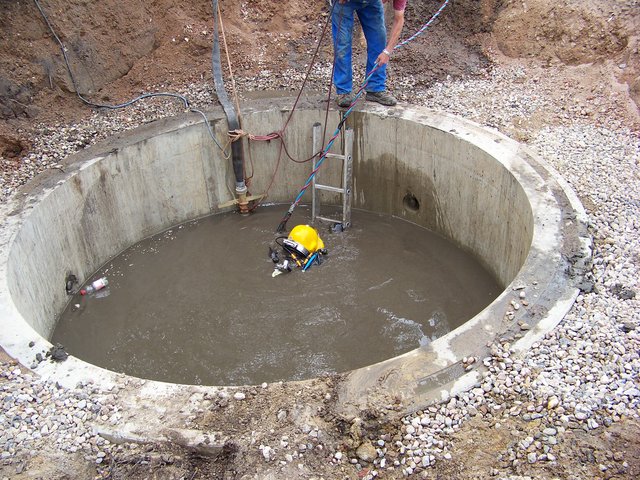Da die Betonringe zunächst nicht aufeinander rutschen wollten, musste ein Taucher das darunter liegende Erdreich lockern | Foto: EWE