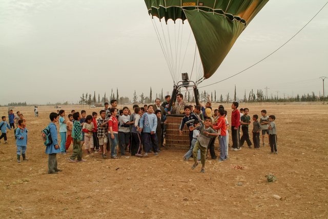 Bei einer Landung nahe Damaskus war Axel Ockelmann umringt von syrischen Kindern | Foto: Fotostudio Liberty Pictures
