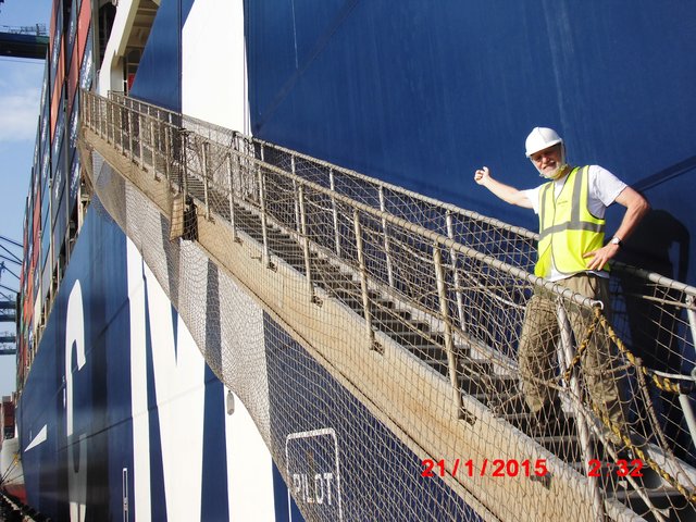 Henning Köhlert auf der Gangway der "CMA CGM Marco Polo" | Foto: Henning Köhlert privat