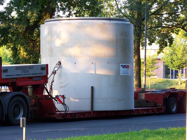 Bevor der Bohrer loslegen konnte, musste natürlich das Loch ausgeschachtet werden. Dabei wurden Beton-Ringe übereinander gesetzt, die nach und nach aufeinander rutschten | Foto: EWE