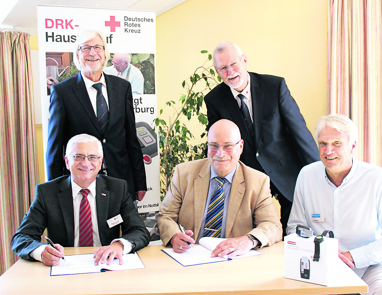 Schützen Opfer gemeinsam (vorne v. li.): Roger Grewe (DRK), Rainer Bruckert, Karl-Heinz Langner (beide Weißer Ring), Wolfgang Hausmann (hinten li.), Michael Rehaag, (beide DRK-Hausnotruf)