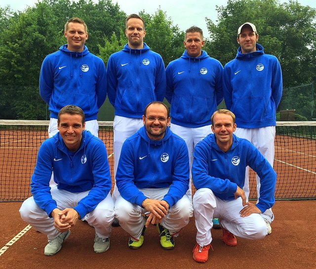 Den Drittliga-Aufstieg geschafft haben (stehend v.l.): Jörg-Hendrik Bösenberg, Hauke Hinze, Dennis Schack, Christian Masing; (vordere Reihe v.l.): Sascha Ziegler, Marc Raßmann, und Sven Beecken