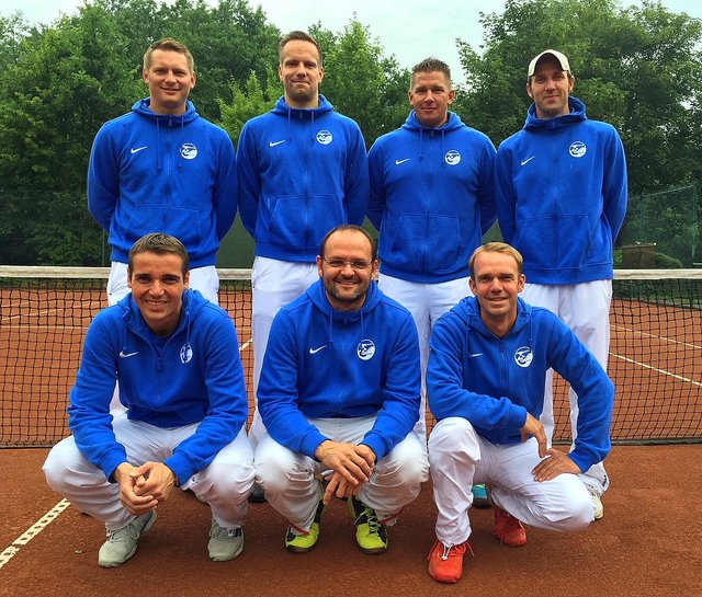 Den Drittliga-Aufstieg geschafft haben (stehend v.l.): Jörg-Hendrik Bösenberg, Hauke Hinze, Dennis Schack, Christian Masing; (vordere Reihe v.l.): Sascha Ziegler, Marc Raßmann, und Sven Beecken | Foto: TC Blau-Weiß