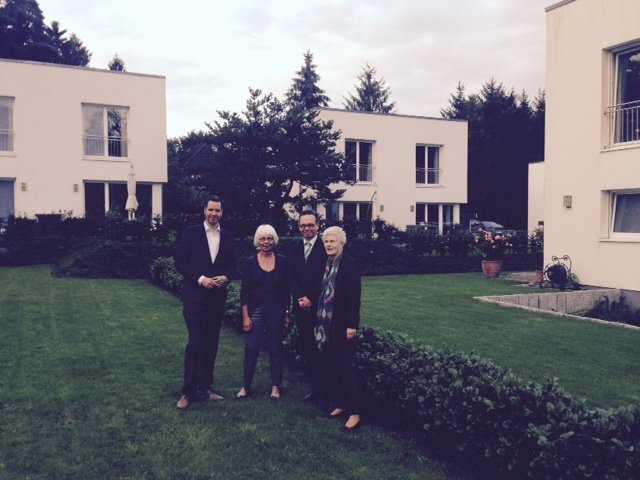 Christian Dürr (Vorsitzender FDP-Landtagsfraktion) mit (v. li.): Ulrike Kuhlo (Gesellschafterin der „Sonnenhäuser“), Philipp-Alexander Wagner und Maren Eitel (FDP Jesteburg)