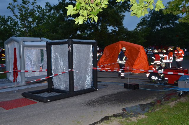 In mobilen Kabinen wurden die Menschen abgeduscht | Foto: Feuerwehr