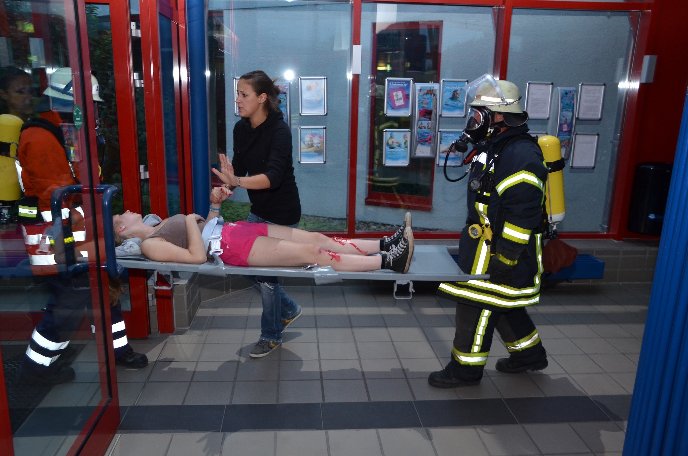 Unter Atemschutz transportierten die Feuerwehrleute die "Verletzten" ab