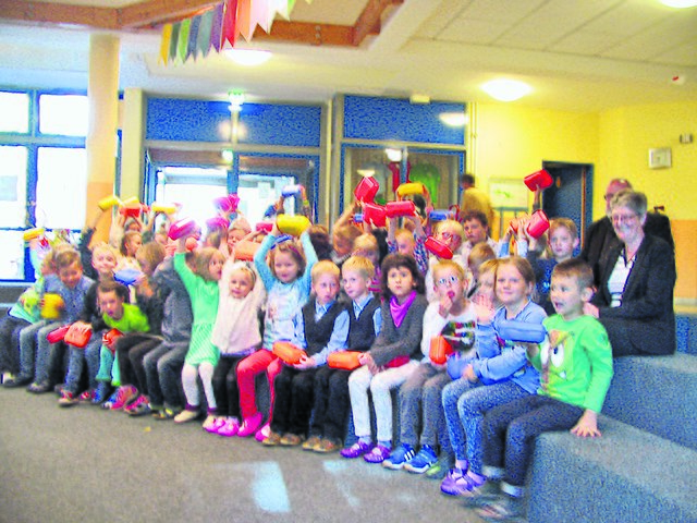 Freuten sich über ihre prallgefüllten Bortdosen: Die Kinder der Grundschule Stelle