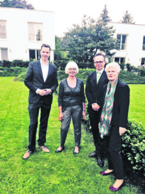 Christian Dürr (Vorsitzender FDP-Landtagsfraktion) mit (v. li.): Ulrike Kuhlo (Gesellschafterin der „Sonnenhäuser“), Philipp-Alexander Wagner und Maren Eitel (FDP Jesteburg)