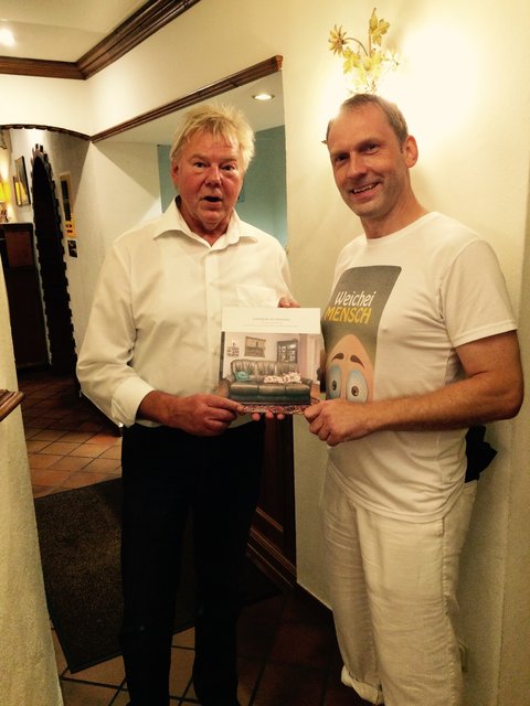 „Jesteburg auf dem Sofa“ lautet das Buch, das Bürgermeister Udo Heitmann (li.) Frank Jester bei seinem Besuch überreicht hat