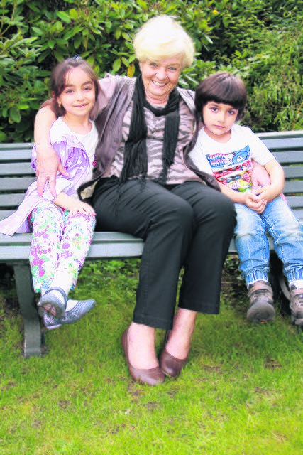 Edeltraud M. kann es kaum glauben: Innerhalb einer Woche hat sich das Leben für die beiden Kinder Farah (7, li.) und Ahraam zum Guten gewendet