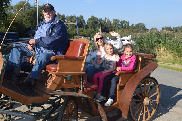 Auf sie wartete schon die Kutsche: Beim Stöckter Dorffest erkundeten die Besucher Isabel und Asja Maack sowie Jana Schröper (v. li.) den Stöckter Hafen auch auf vier Rädern
