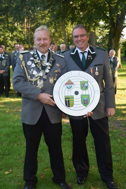 Proklamation in Luhdorf: Neuer Stadtkönig wurde Dirk Vater aus Borstel, der von Wilfried Rieck die Insignien überreicht bekam