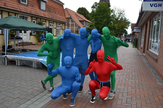 Schüler der Erich-Kästner-Realschule als Morph-Suits-Gruppe inkognito im Einsatz