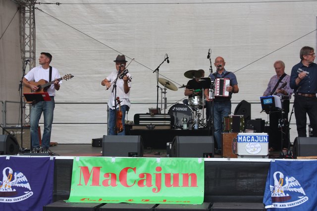 Fetzige Musik brachte die Band "MaCajun" am Emporeteich | Foto: os