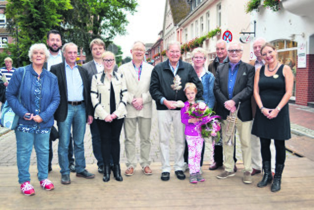 Bürgerstiftungsvorstand mit Bürgermeister Gerhard Netzel (3. v. li.), Samtgemeinde-Bürgermeister Peter Dörsam (4. v. li.) mit Bürgerpreisträger Burkhard Gerlach (6. v. re.)