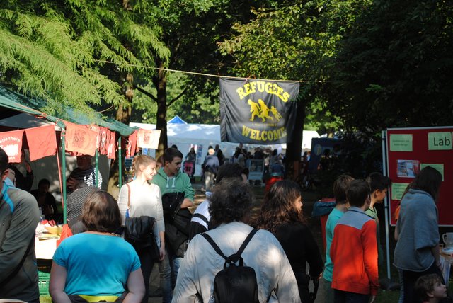 Zeichen gesetzt: "Refugees Welcome - Flüchtlinge willkommen" begrüßte eine Flagge auch die Asylbewerber