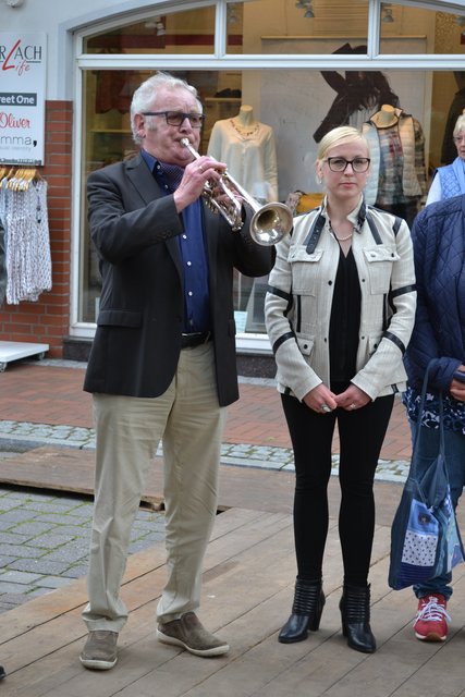 Tostedts früherer Bürgermeister Erwin Becker stimmte mit seinem Trompetenspiel auf die Bürgerpreis-Verleihung ein