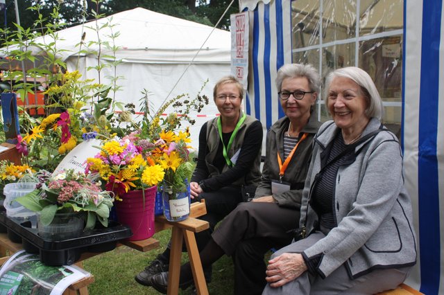 Brachten Farbe in den Rathauspark: (v. li.) Rita Wiesmaier, Janina Müller und Katharina Fischer vom NABU | Foto: os