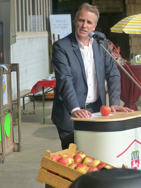 Umweltminister Stephan Wenzel (Grüne) eröffnet die Apfelsaison