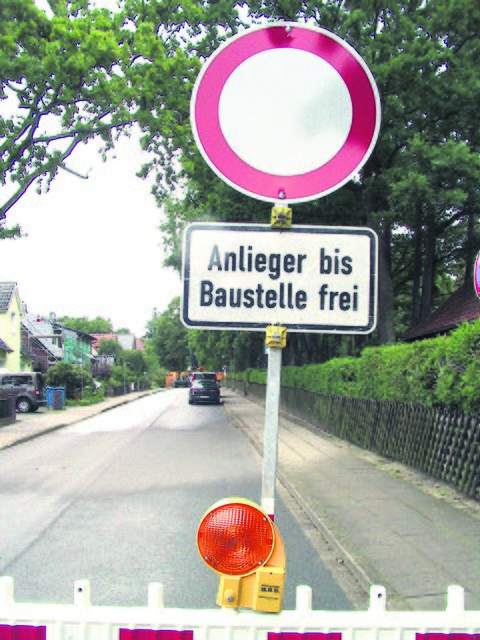 Seltener Anblick: freie Parkplätze am Friedhof