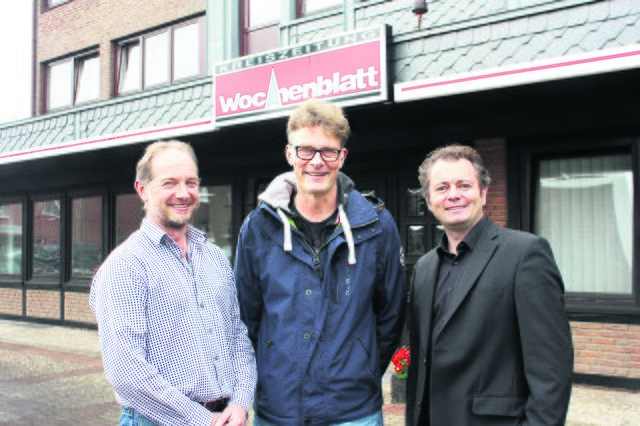 Sponsern für den Jesteburger Volkslauf die Funktionsshirts: (v. li.) Steffen Maack (Maack & Scheruhn), Henning Brandt (Brands Fashion) und Stephan Schrader (WOCHENBLATT)