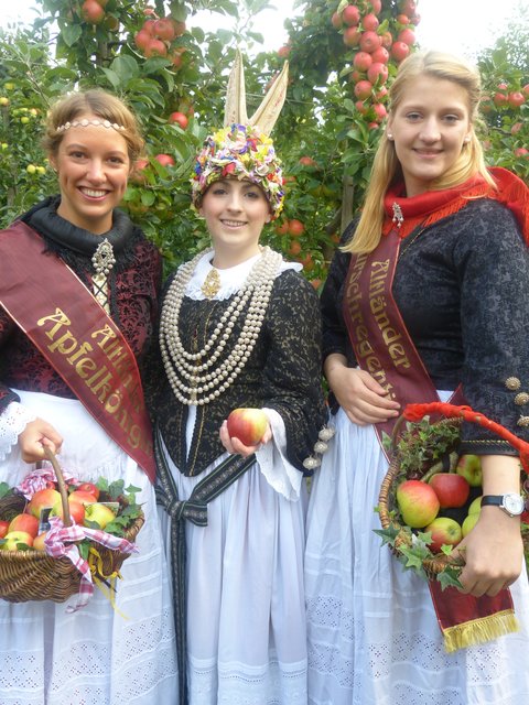 Ihre Majestäten (v.l.): Apfelkönigin Janina Viets, Blütenkönigin Gesche Wick und Kirschblütenkönigin Anja Heurich