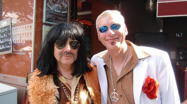 Schräge Sonnenbrillen, verrückte Perücken und schrille Kostüme: Dr. Henning Knorr (re.) und "Ulli" Kinner in ihrem Schlagermove-Outfit | Foto: Duo Hossa