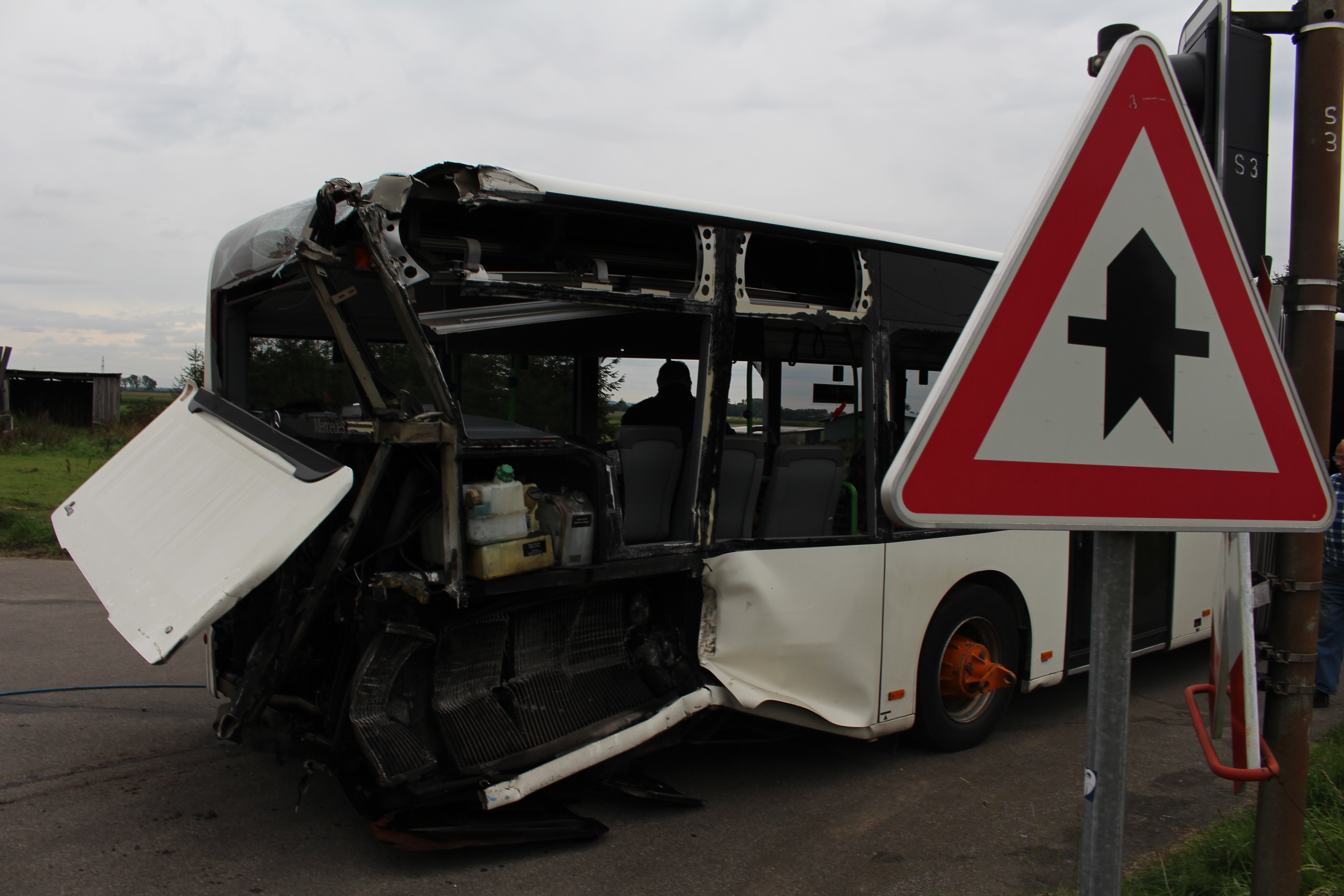 Bis zum Nachmittag hat die Bergung von Bus und Zug gedauert