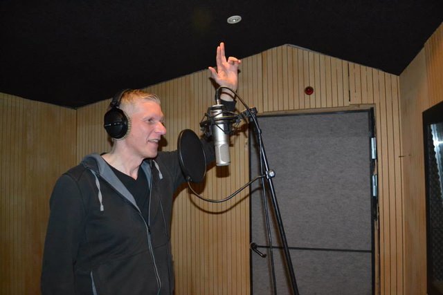 Band ab! Dr. Henning Knorr bei den Aufnahmen zu "Die Party endet nie" im "Studio 4" in Stade | Foto: Duo Hossa