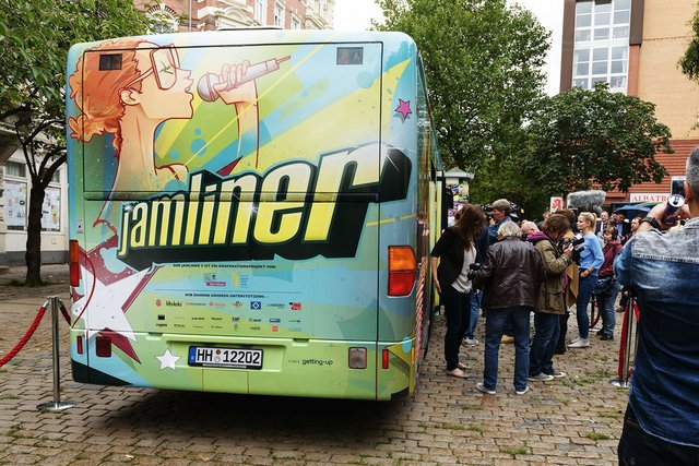 Echter Hingucker: der "Jamliner" an einer Haltestelle | Foto: A. Adrian/RockYourWeb