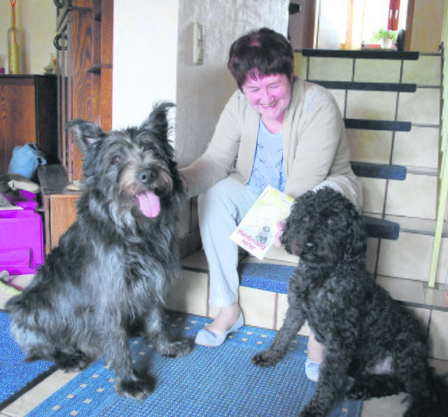 Gisela Prouza mit Flinn (li.) und Merlin