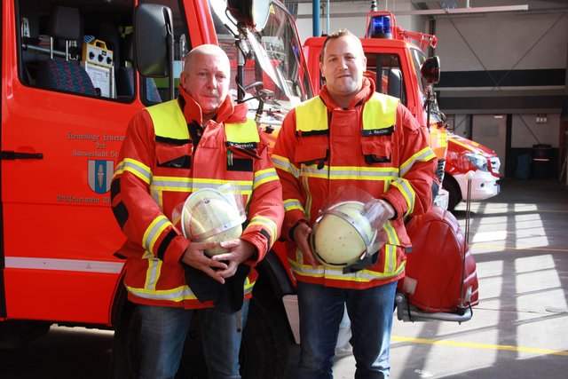 Ähnliche Laufbahnen: Wilfried Sprekels (li.) und Jörg Bastian sind seit ihrer Jugend in der Feuerwehr. Und beide sind ausgebildete Rettungsassistenten