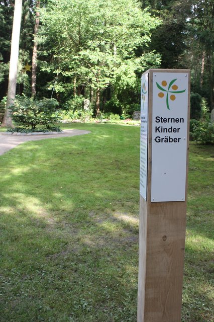 Ein Extra-Schild weist den Weg zur neuen Grabstelle