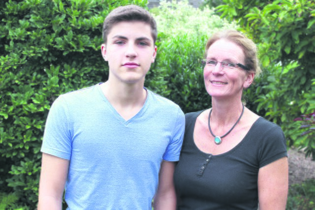 Sigrid Schulz und und ihr Sohn Marvin in ihrem Garten in Hedendorf. Die Unfallstelle ist ganz in der Nähe