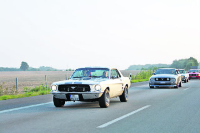 Die Autobahn war die perfekte Kulisse, um die  PS-starken US-Straßenkreuzer der Marke Mustang in Szene zu setzen