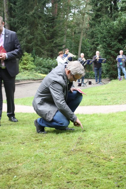 Die Gäste - hier SPD-Ratsherr Frank Piwecki - pflanzten Krokuszwiebeln