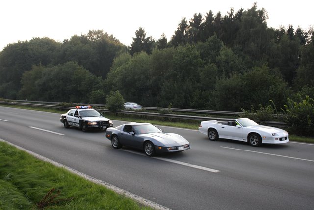 Mitten in Norddeutschland: Ein Wagen der Las Vegas Metropolitan State Police auf zusammen mit Corvette und Camaro auf der A261