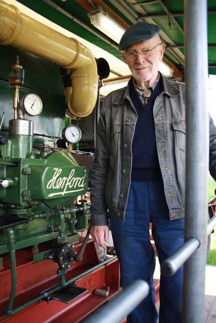 Jürgen Fitschen reiste mit einem alten Stationärmotor aus Oldenburg an