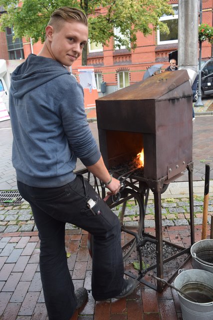 Hat seinen Traumberuf bereits gefunden: Niklas Haselhun fertigte Zierelement und zeigt, was ein Metallbauer für Aufgaben hat